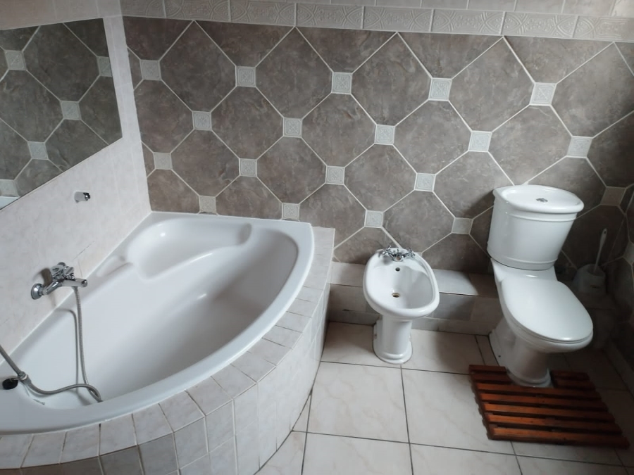 To Let 5 Bedroom Property for Rent in Strand Central Western Cape